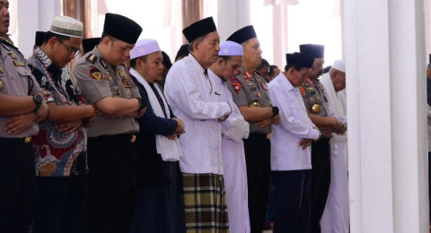 Kapolda Jambi Salat Dzuhur Berjemaah di Masjid Agung Al Falah